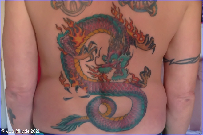 Pilly Rücken Tattoo Drache unten