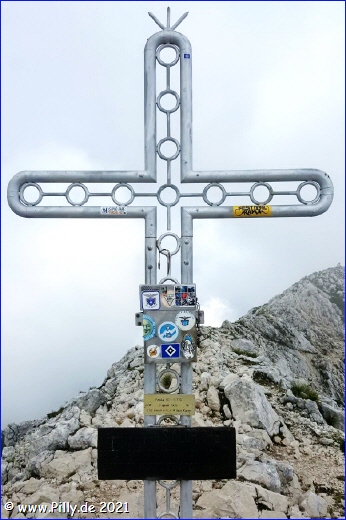 Das Kreuz auf dem Gipfel Cima Valdritta, hoch ber dem Garda See.
