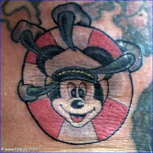 Tattoo Micky Mouse als Kapitän im Rettungsring