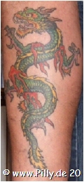 Drachen Tattoo Motiv Ed Hardy an der Wade